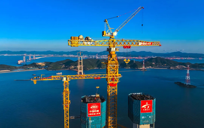 246.3米封頂！這座世界級(jí)跨海大橋“徐工造”