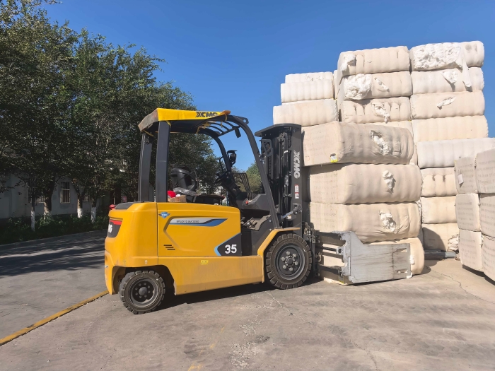 徐工鯤鵬電動(dòng)叉車(chē)，賦能西北棉花產(chǎn)業(yè)高效運(yùn)轉(zhuǎn)