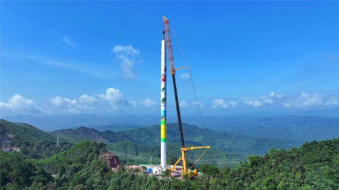 402噸重載轉(zhuǎn)場(chǎng)！全球第一吊“輕松駕馭”崎嶇山路