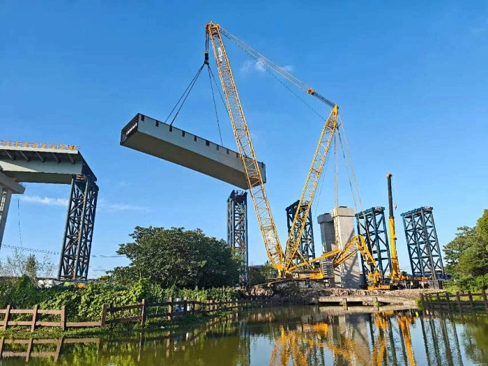 螺螄殼里做道場(chǎng)？徐工XGC11000高架旁上演“極限操作”