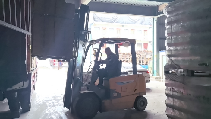 徐工叉車(chē)賦能山東玻璃瓶廠：破解易碎品搬運(yùn)難題