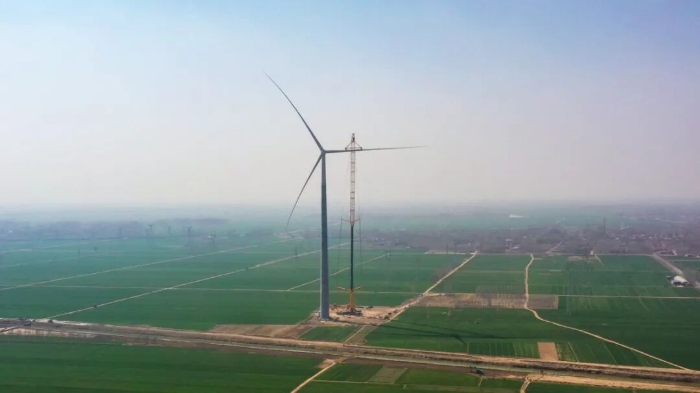 暴雨中橫走的 “鋼鐵巨獸”！徐工 4000 噸起重機(jī)撐起 160 米風(fēng)電，這細(xì)節(jié)太硬核！