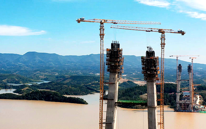 創(chuàng)造多項(xiàng)“世界之最”徐工金”助力丹江口水庫特大橋建設(shè)