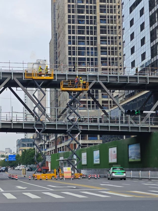 小巧身手大作為！徐工剪叉車助力市政橋梁煥新顏