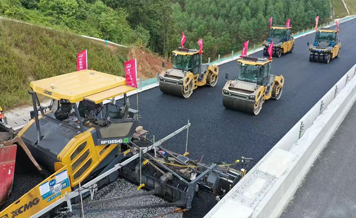 廣西首現(xiàn)無人化攤鋪！蒼容高速智慧施工引關(guān)注