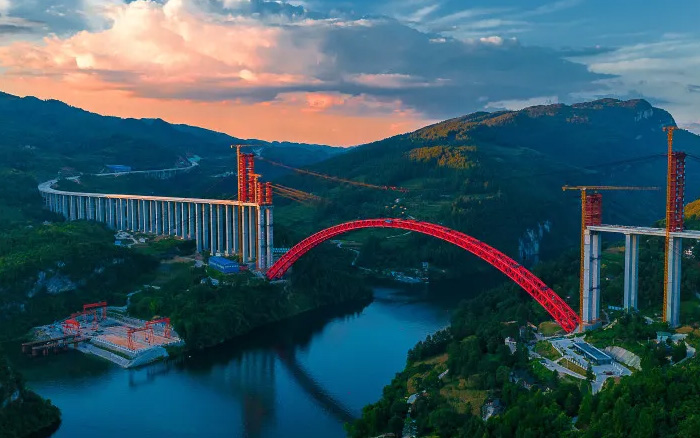 1834米，震撼合龍！ 徐工塔機(jī)助力中國再造世界級(jí)基建