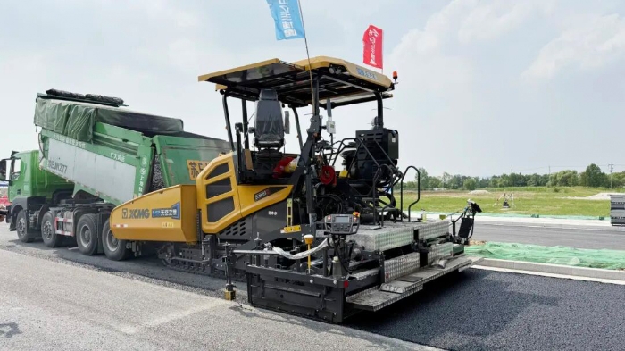 瀝青智造再升級(jí)！無人攤鋪技術(shù)助力常熟昆承路瀝青路面智能建造