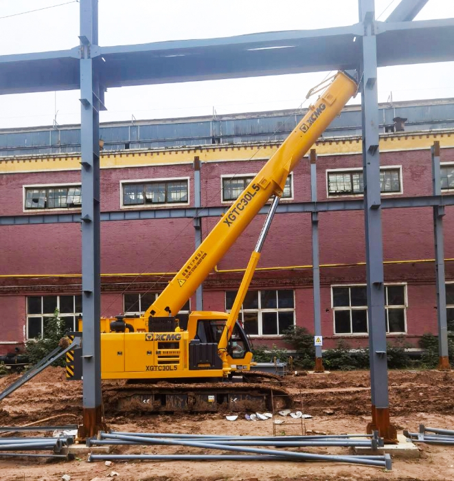 擎臂破泥濘，穩(wěn)力定乾坤！XGTC30L5攻堅(jiān)泥沼鋼結(jié)構(gòu)吊裝