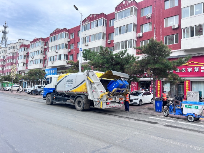 徐工18噸后裝壓縮式垃圾車在內(nèi)蒙通遼市進行垃圾收轉(zhuǎn)運作業(yè)