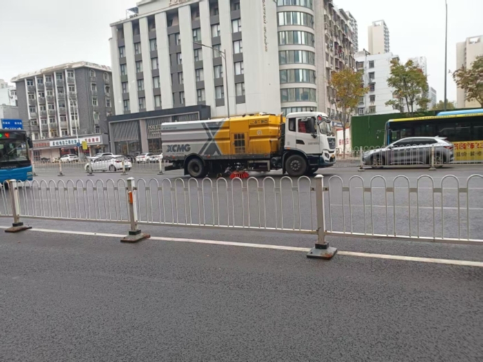 六年品質(zhì)見證硬核實力，徐工18噸洗掃車獲當?shù)乜蛻酎c贊！